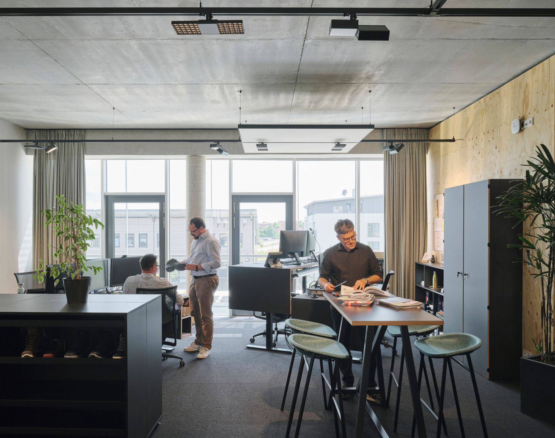 LOWA office and showroom, Jetzendorf. Interior design: Atelier Seitz, Niederneuching. Lighting design: Atelier Seitz, Niederneuching. Photography: David Schreyer.