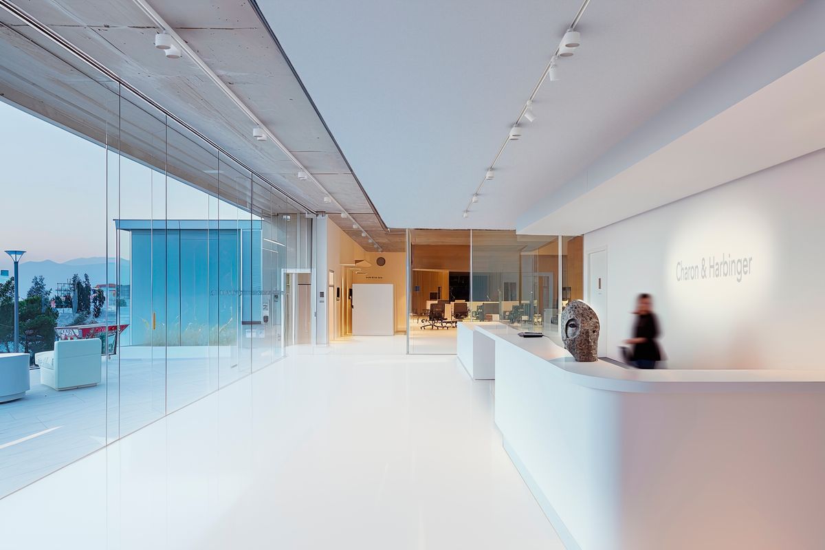 How to complete lighting concepts with track: Iku downlights provide for convenient, efficient and flexible general lighting. Visualisation: Electric Gobo