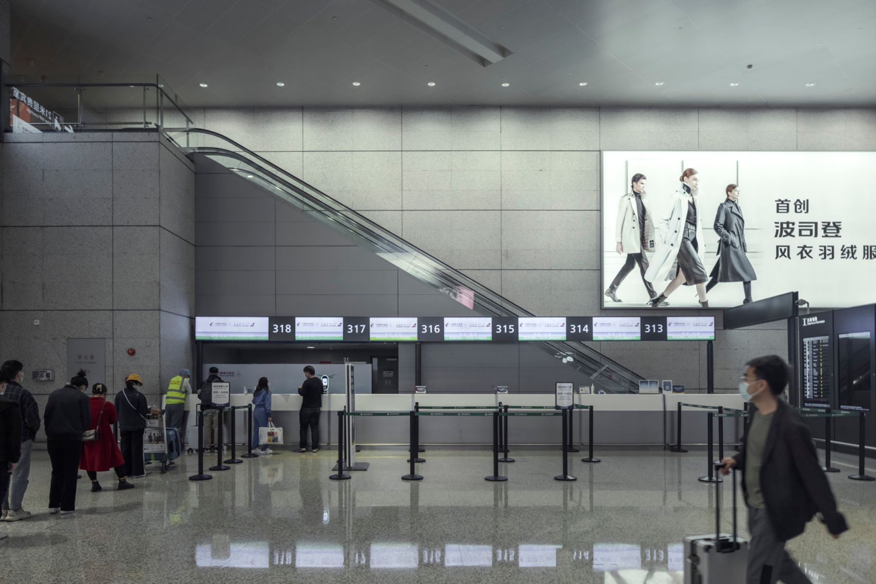 Shanghai-Hongqiao Airport / Terminal 2, Shanghai. Lighting design: ECADI, Shanghai. Photography: Jackie Chan.