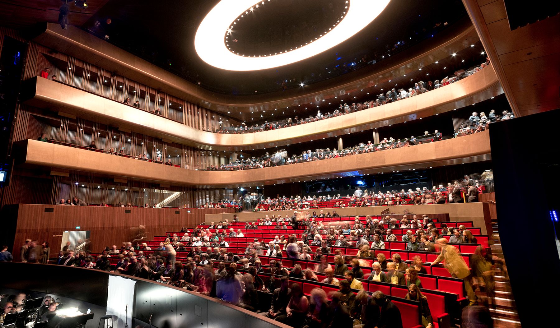 Music Theatre, Linz. Architecture: Terry Pawson, London. Lighting design: Kress & Adams Atelier für Tages- und Kunstlichtplanung, Cologne. Photography: Gustavo Allidi Bernasconi.
