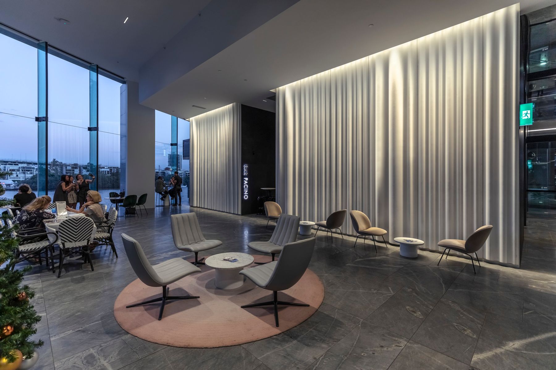 175 Eagle Street, Brisbane. Architecture: Cox Architecture, Brisbane. Lighting design: Cox Architecture, Brisbane. Photography: Jackie Chan, Sydney.
