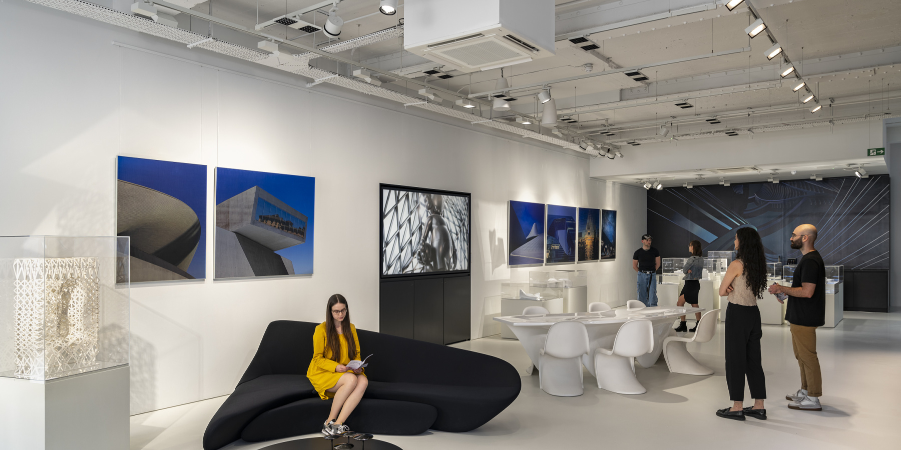Modern office space featuring ERCO lighting solutions and designer luminaires for flexible workspaces.