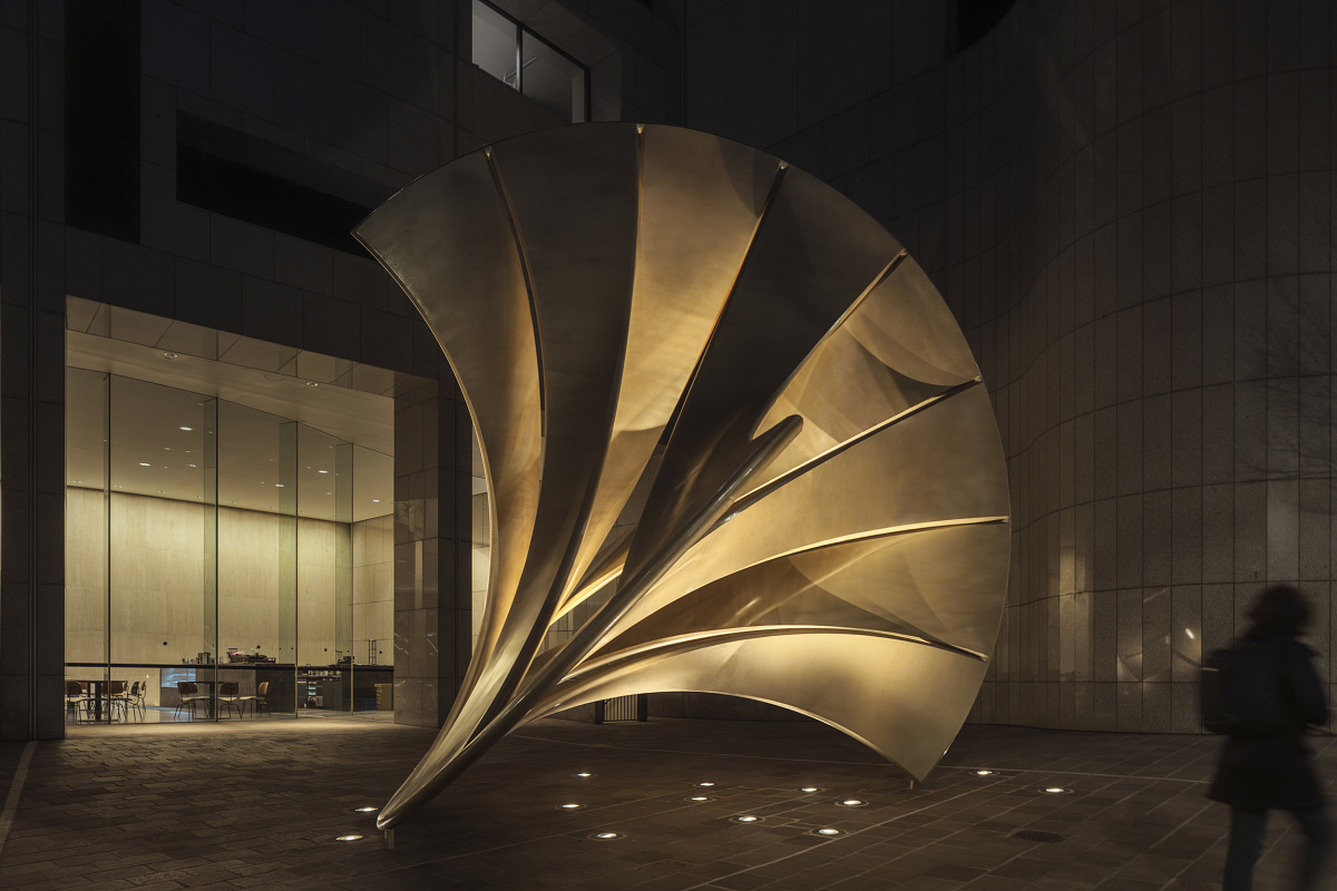 Shell Mace sculpture by Charles Perry, illuminated by ERCO in-ground luminaires.