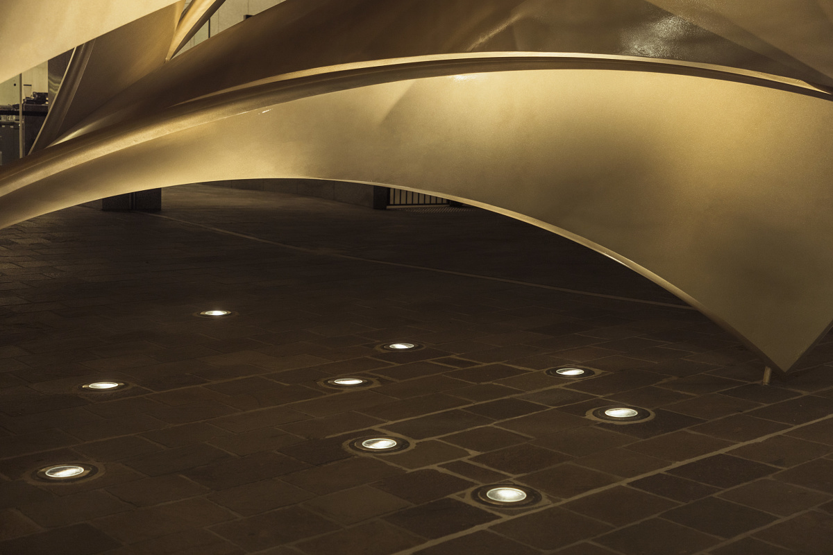 ERCO Tesis in-ground luminaires illuminate the forecourt of 1 Spring Street, Melbourne.