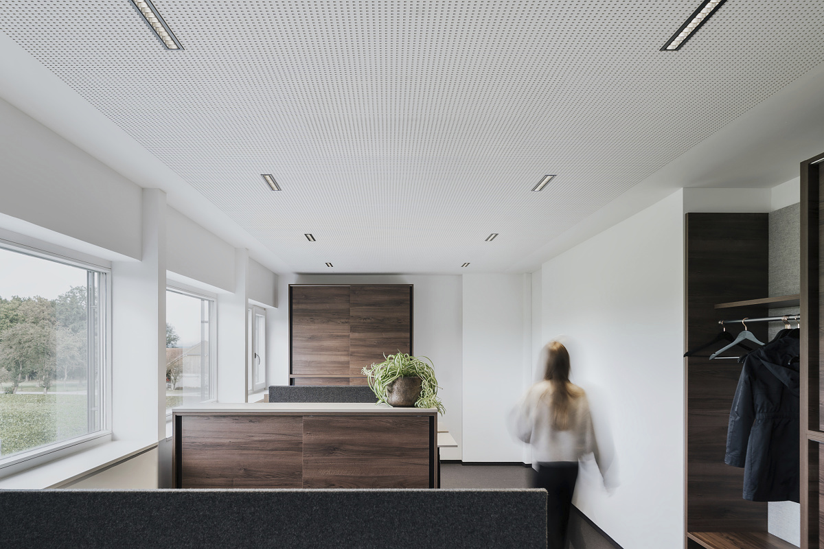 Aigner Transporte office featuring Compar linear recessed luminaires for uniform illumination.