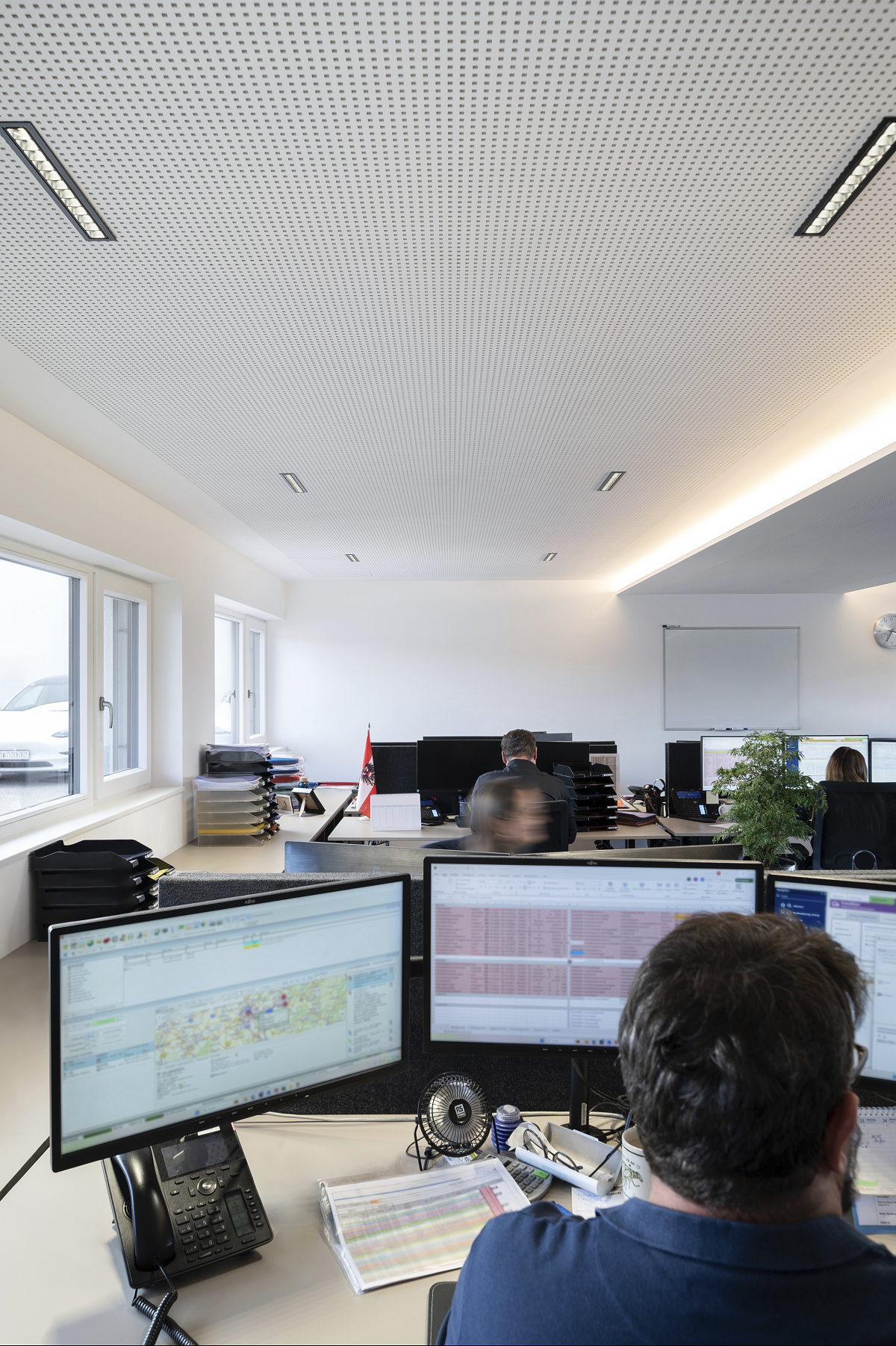 Office lighting with linear Compar recessed luminaires at Aigner Transporte, Grießkirchen.