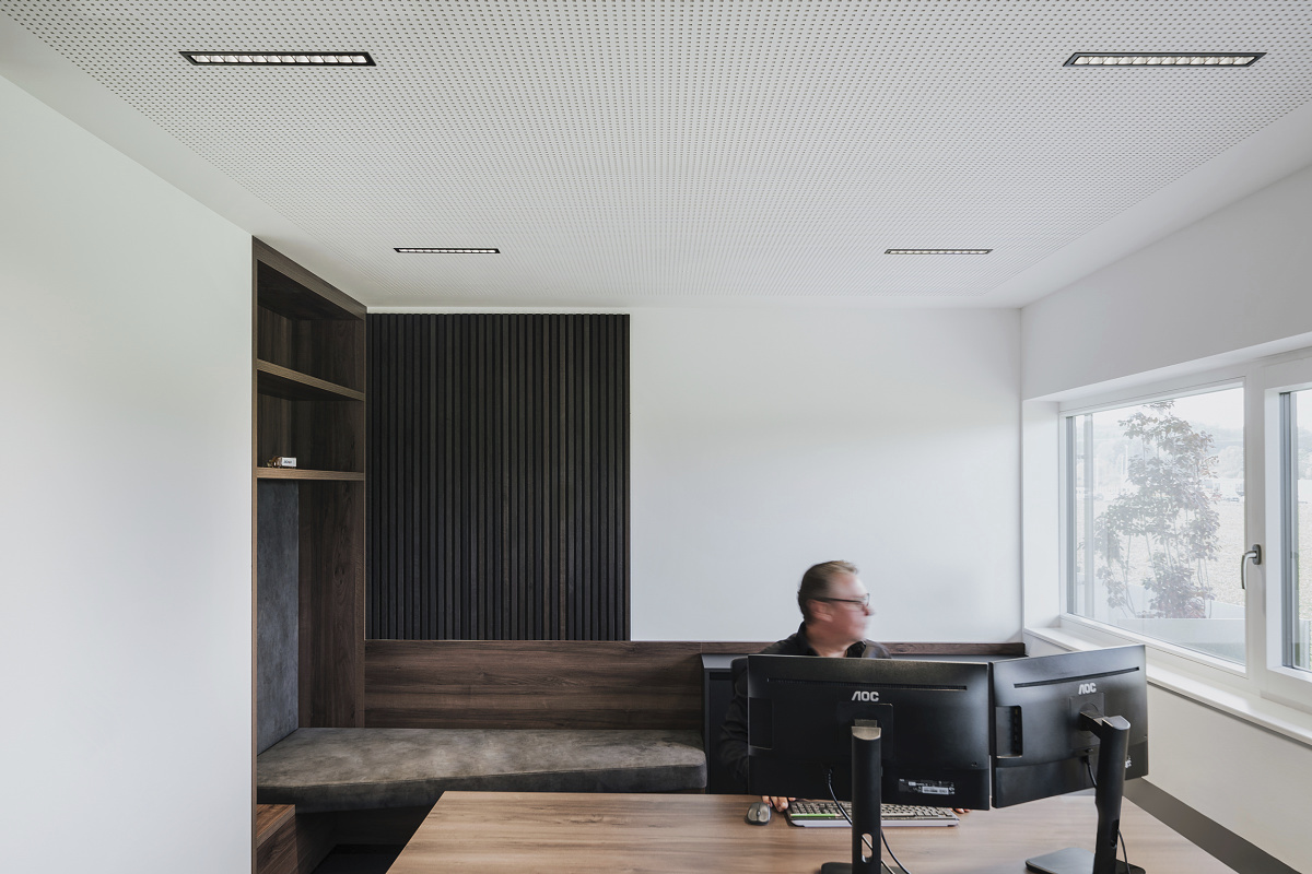 Office lighting with Compar linear recessed luminaires at Aigner Transporte.