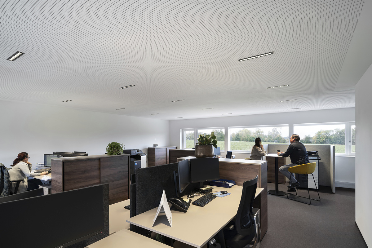 Aigner Transporte office featuring Compar linear recessed luminaires for uniform lighting.