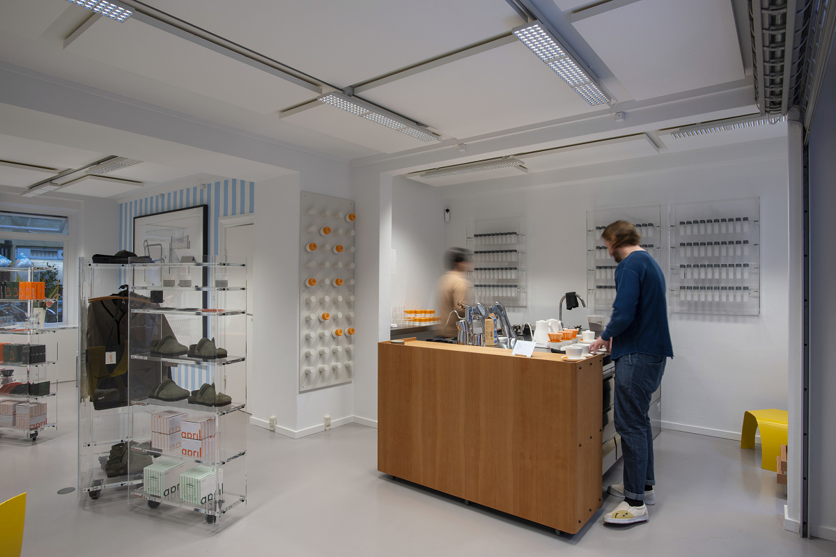 April Coffee Roasters in Copenhagen, featuring flexible LED Jilly track downlights for adaptable lighting.