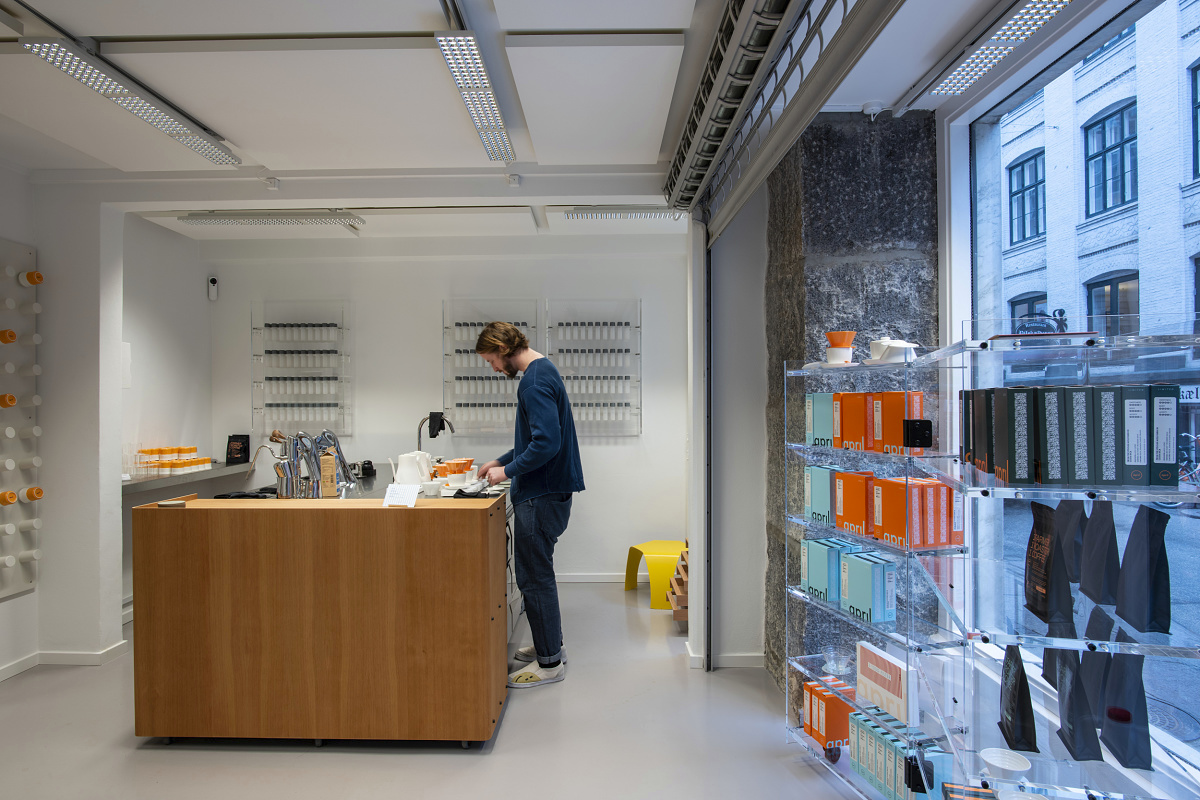 ERCO Jilly downlights illuminate April Coffee Roasters, Copenhagen, offering flexible lighting for an inviting atmosphere.