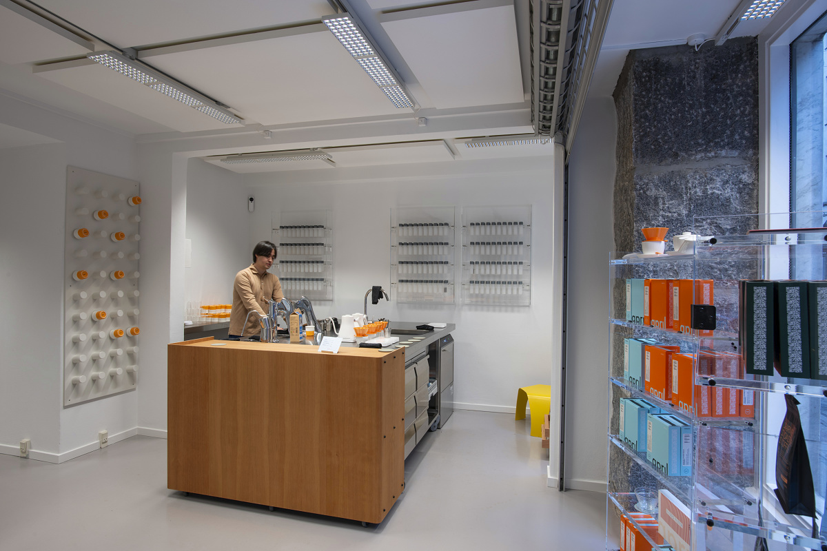 April Coffee Roasters in Copenhagen, illuminated by flexible ERCO Jilly track downlights.