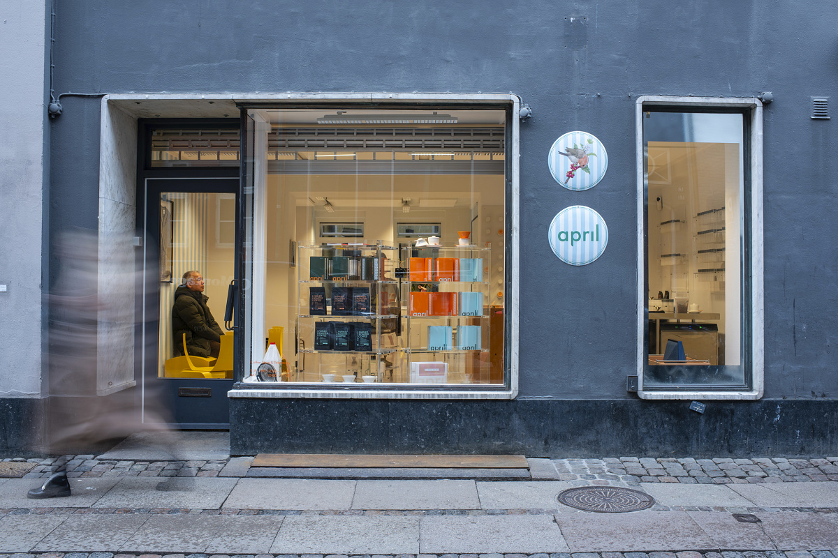 April Coffee Roasters in Copenhagen, featuring flexible Jilly track downlights for lighting.