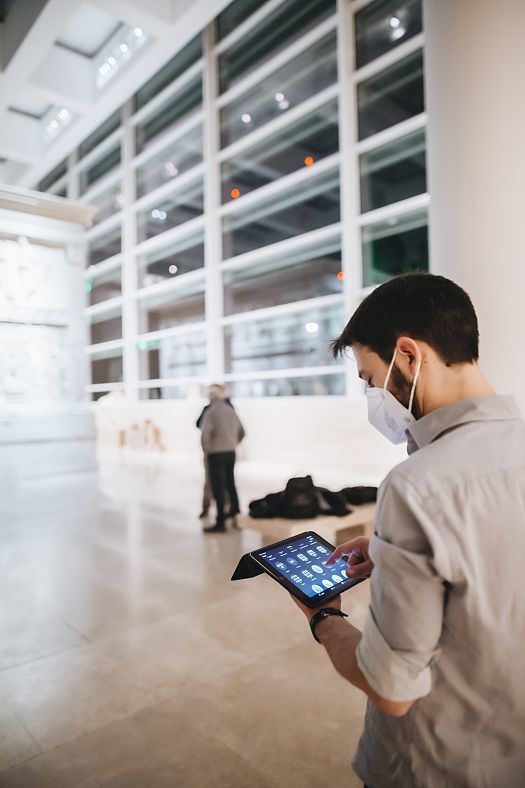 ERCO LED lighting control via tablet in the Ara Pacis Museum, Rome, for optimized perception and energy efficiency.