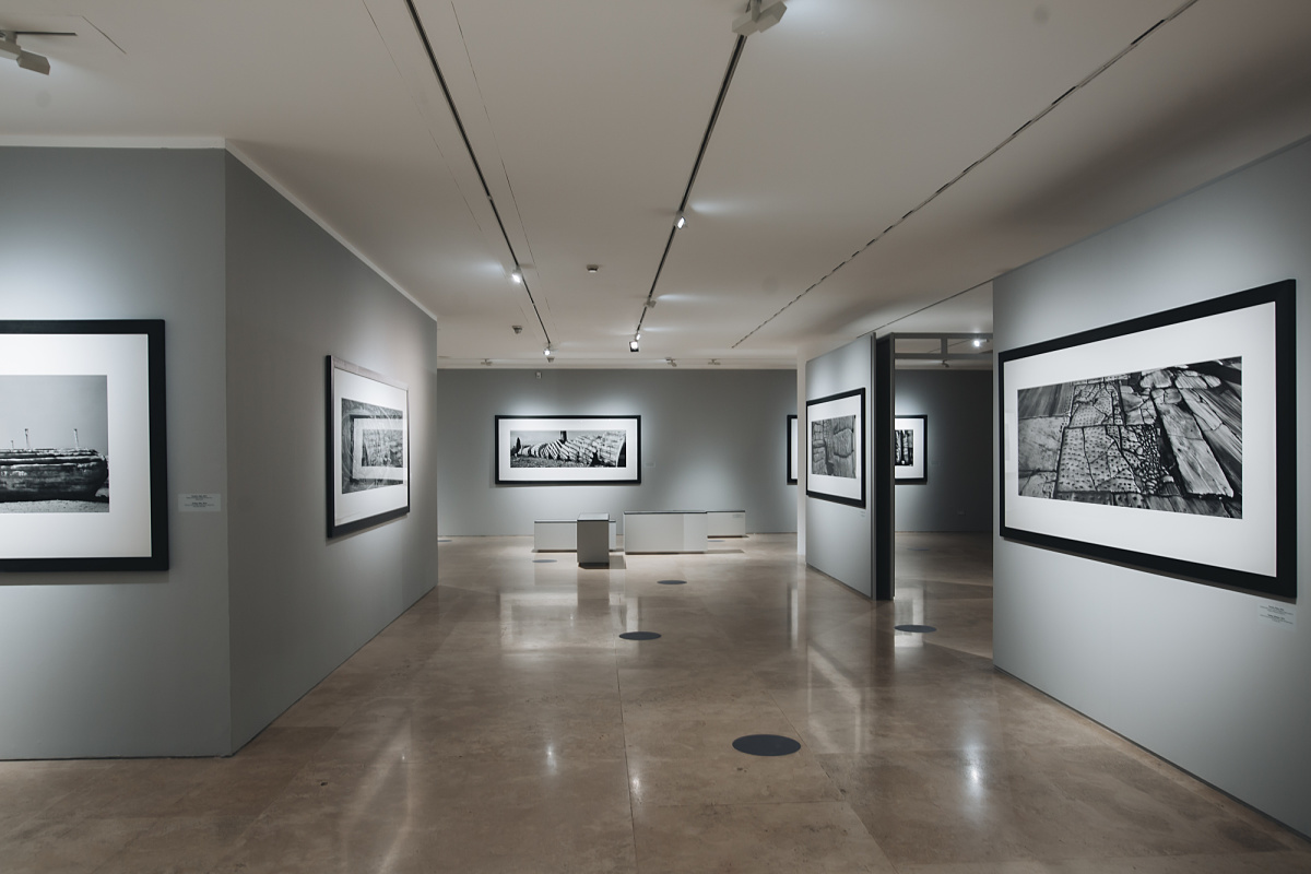 ERCO LED lighting in the Ara Pacis Museum, Rome, featuring Parscan spotlights and wallwashers for enhanced perception.
