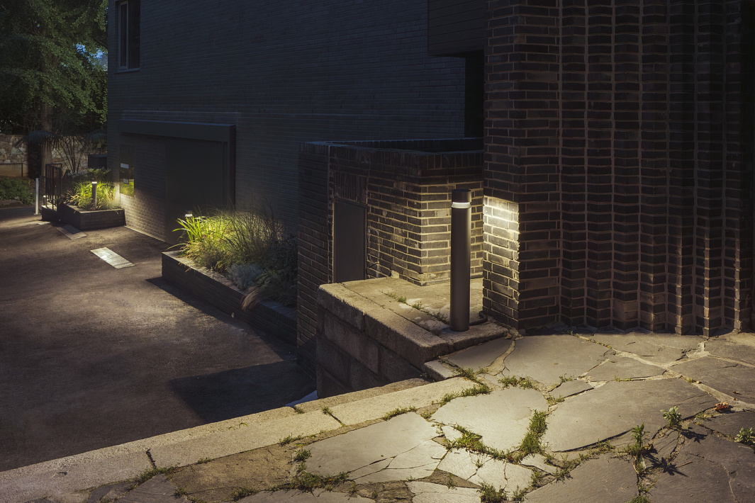 ERCO Castor bollard luminaires illuminate the exterior of Arario Gallery, Seoul.