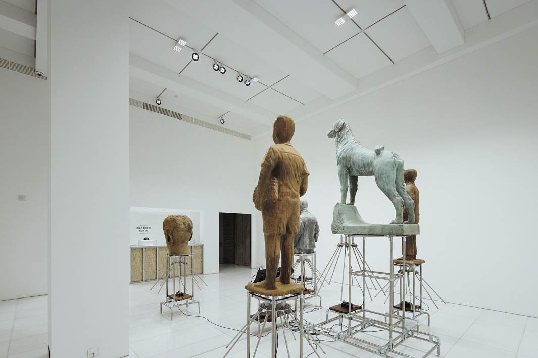 ERCO Jilly downlights illuminate sculptures at Arario Gallery, Seoul.