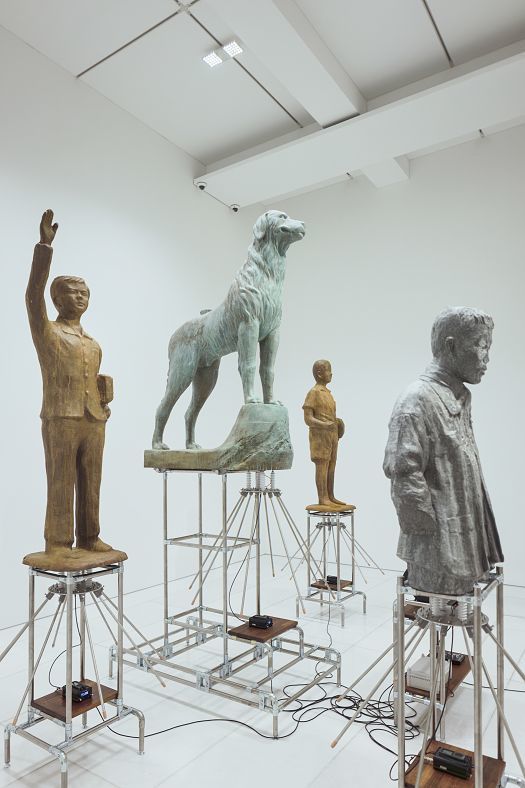 Sculptures in Arario Gallery, Seoul, illuminated by ERCO spotlights for flexible exhibits.