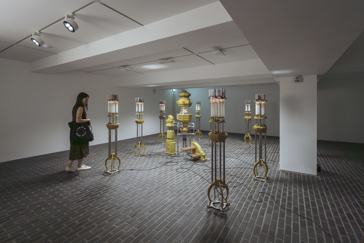 ERCO Jilly downlights illuminate art installations at Arario Gallery, Seoul.