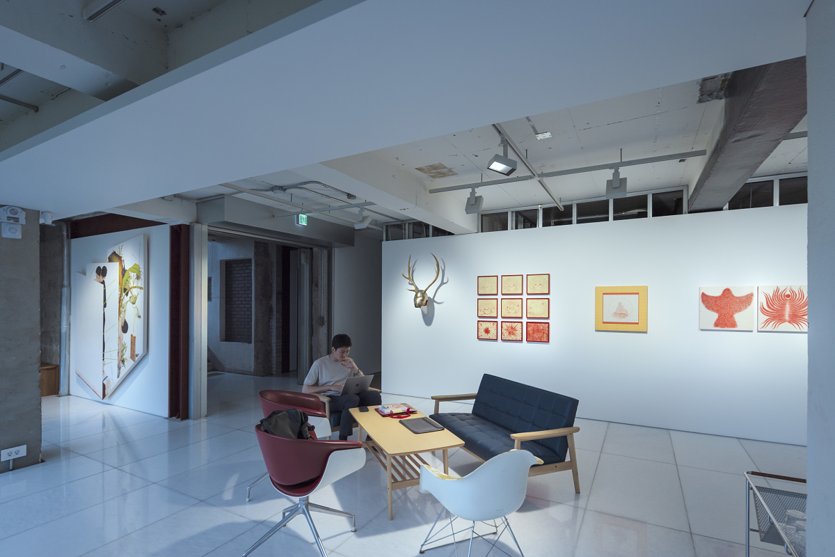 ERCO Jilly downlights illuminate art in the Arario Gallery, Seoul.