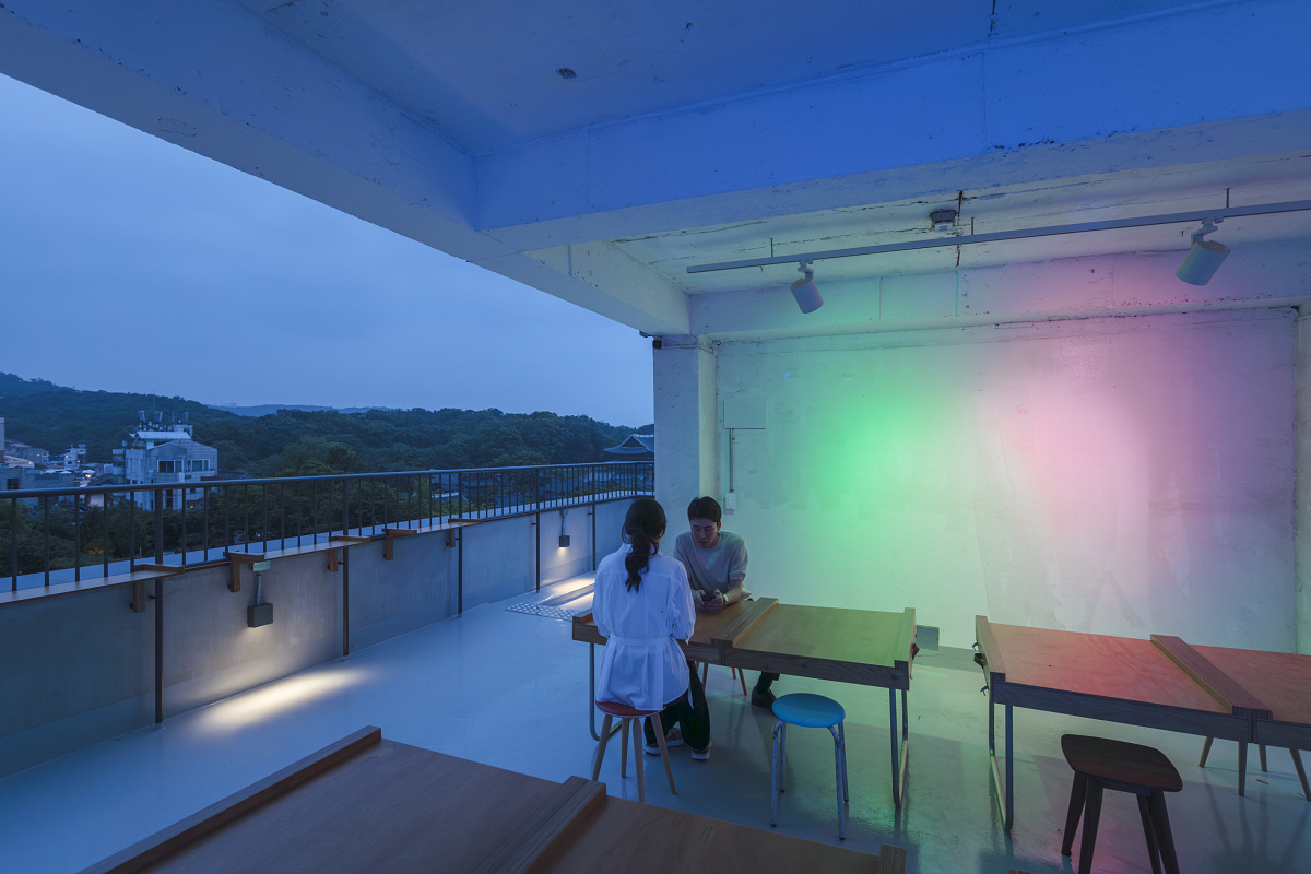 ERCO Jilly downlights illuminate Seoul's Arario Gallery, offering flexible lighting for changing exhibitions.