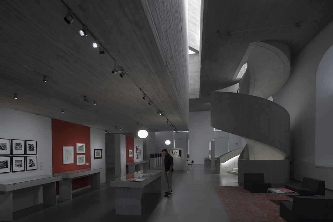 ERCO Parscan spotlights illuminate the exhibition at Blockhaus Dresden with flexible LED lighting.