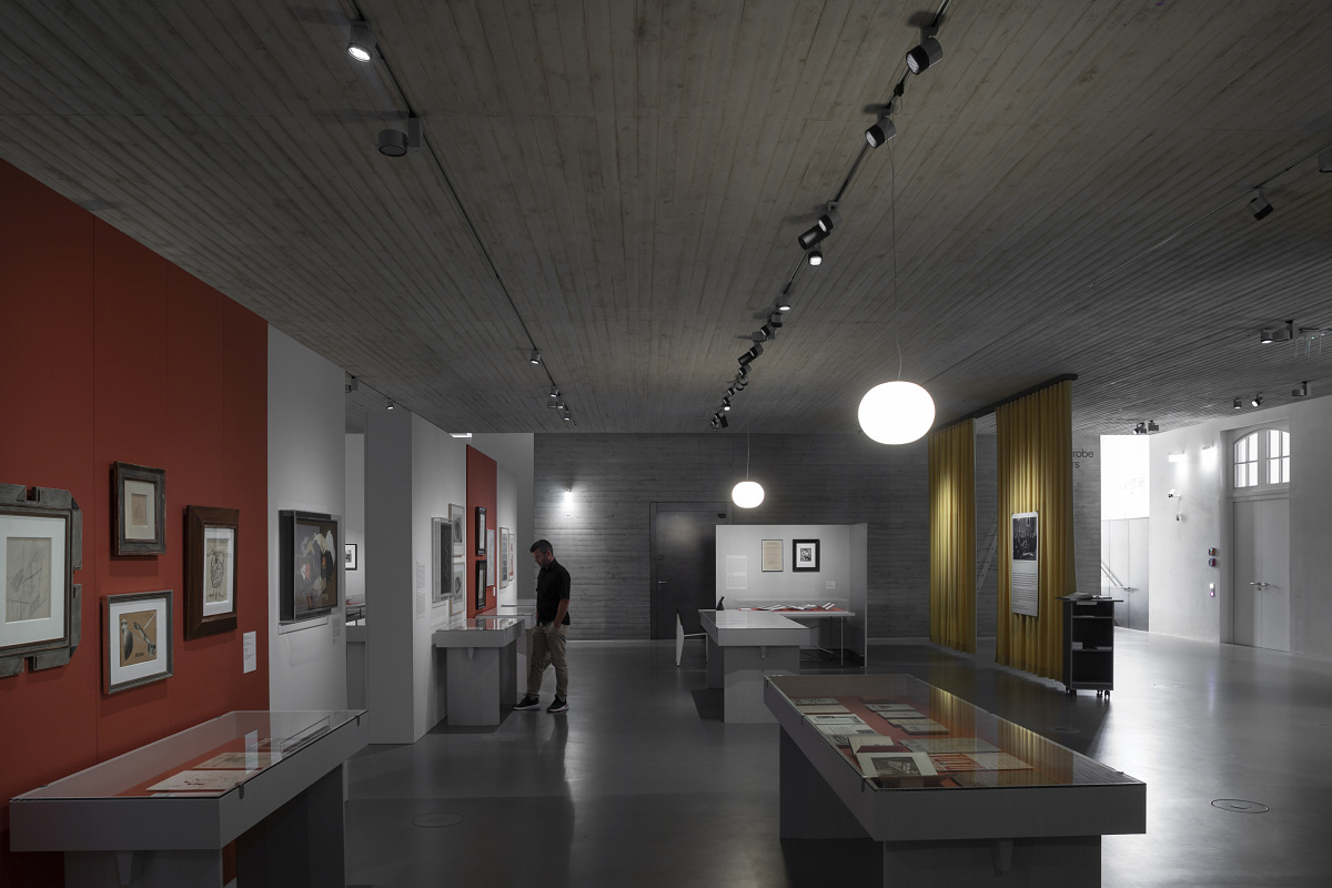 ERCO LED lighting in Blockhaus Dresden, providing flexible exhibition and architectural illumination.