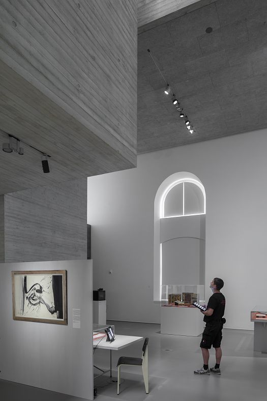 ERCO Parscan spotlights illuminate art in Blockhaus Dresden, flexible LED lighting for exhibitions.