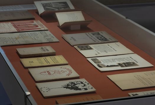 Avant-Garde Archive exhibits, Blockhaus Dresden, illuminated by ERCO LED lighting.