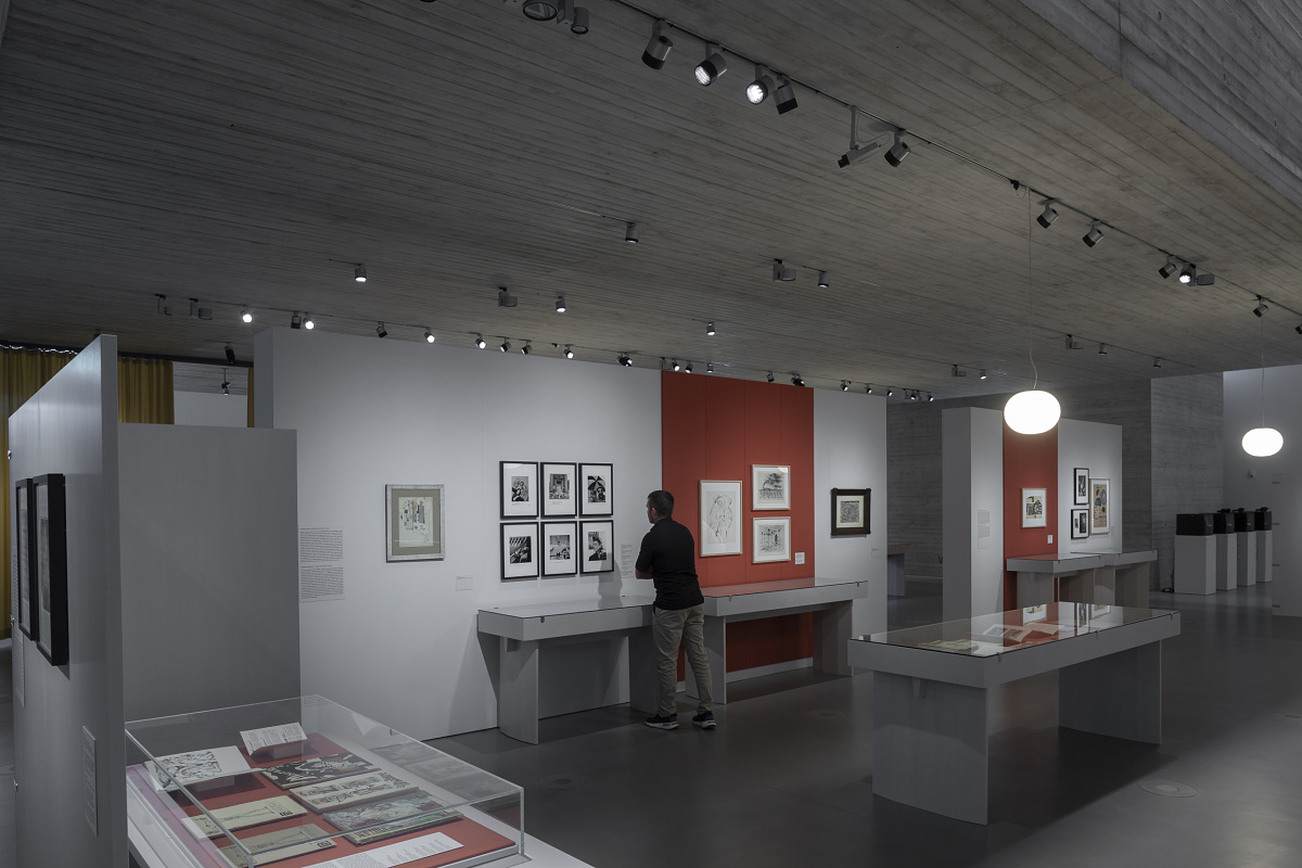 ERCO Parscan spotlights illuminate the exhibition at Blockhaus Dresden with flexible LED lighting.