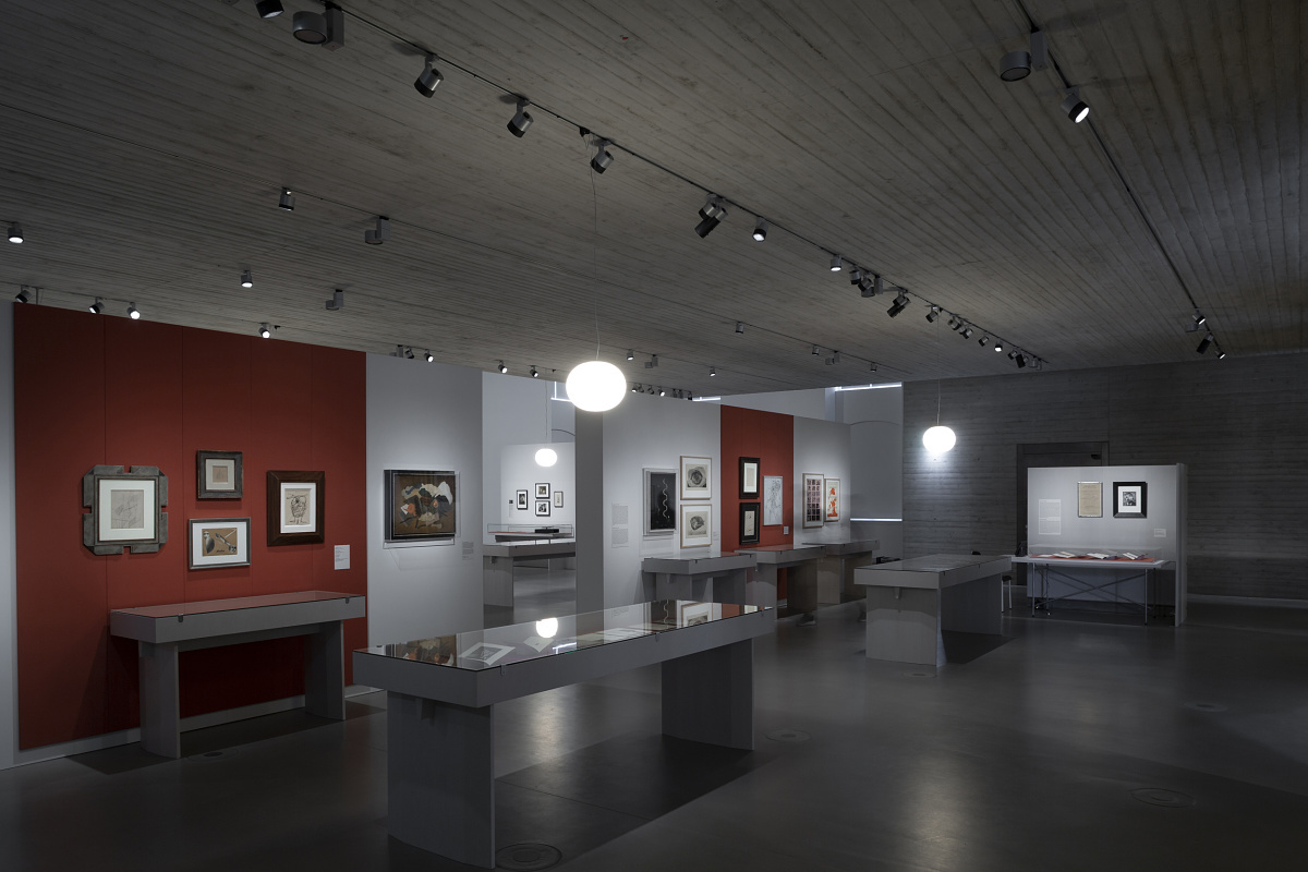 ERCO Parscan spotlights illuminate artwork in Blockhaus Dresden, flexible LED exhibition lighting.