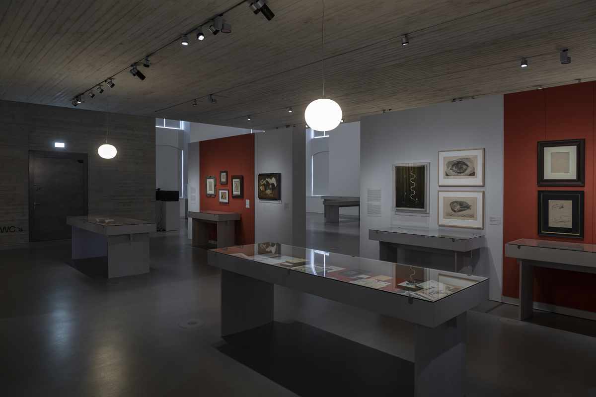 ERCO LED lighting in Blockhaus Dresden, flexible exhibition and architectural lighting for the Avant-Garde Archive.