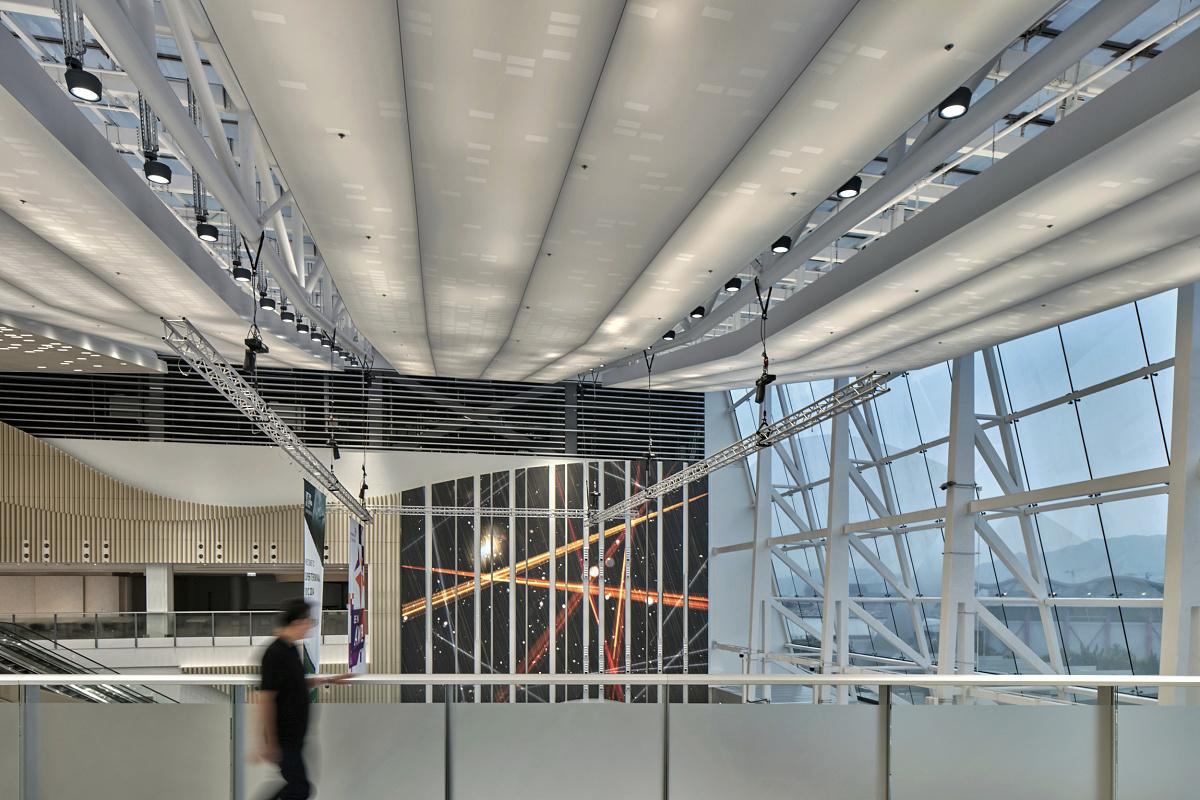 ERCO Kona floodlights illuminate the high ceiling of Asia World-Expo lobby, Hong Kong.