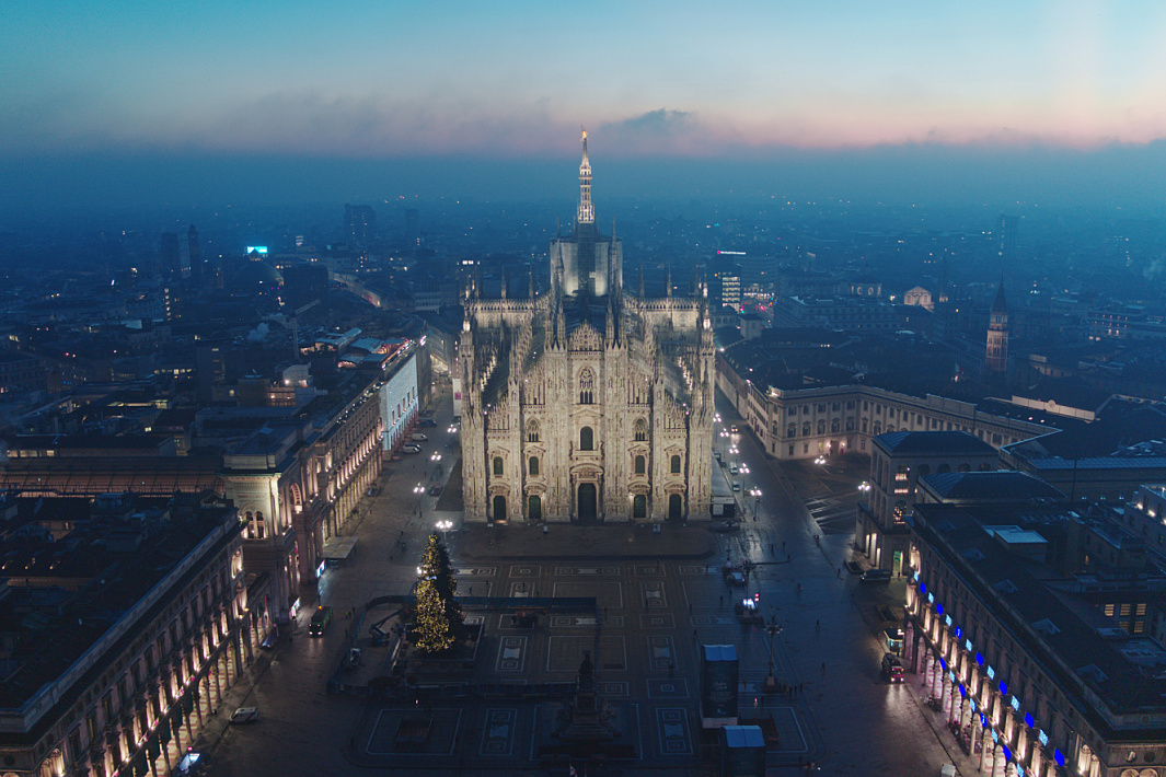 Aerial view of Milan Cathedral at night, illuminated with ERCO lighting tools.