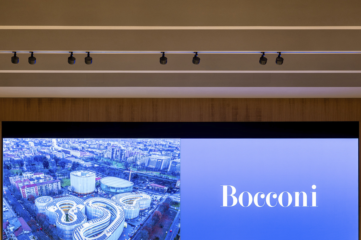 ERCO LED spotlights illuminate the Aula at Bocconi University, Milan.