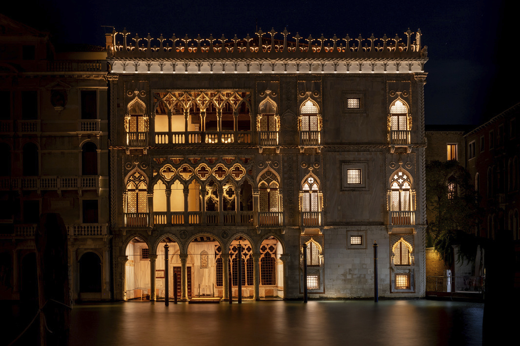 Illuminated Ca dOro facade in Venice, featuring ERCO LED lighting enhancing its architecture.