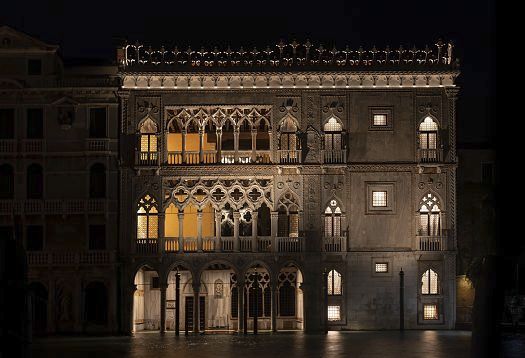 ERCO LED lighting illuminates the Ca dOro facade in Venice, highlighting architectural details.