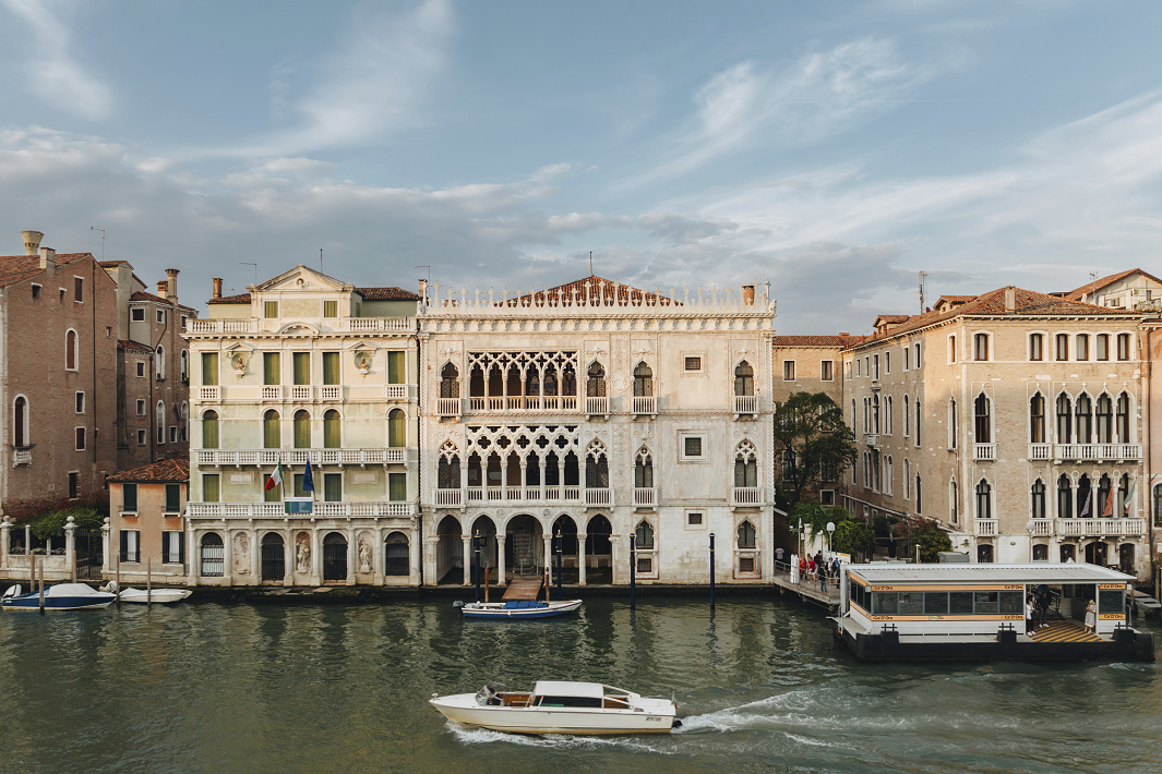 Ca dOro facade in Venice, illuminated by ERCO LED lighting, showcasing architecture on the Grand Canal.