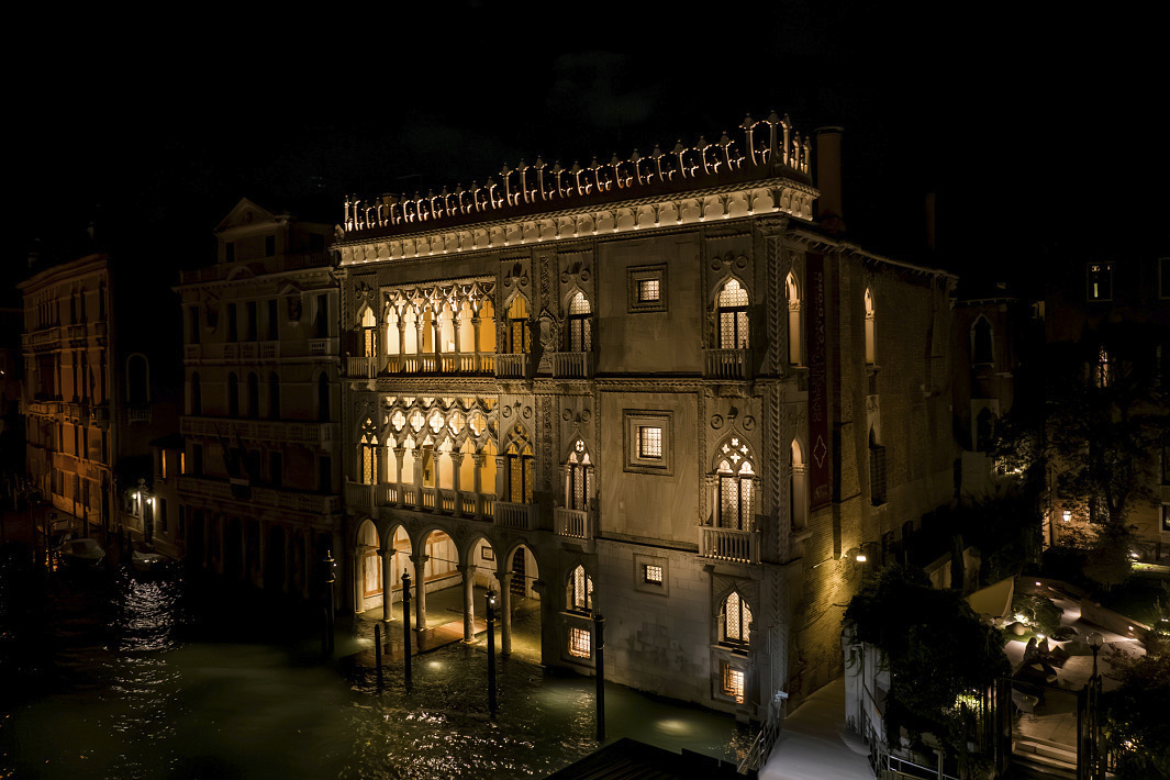Ca dOro in Venice illuminated by ERCO LED facade lighting at night.