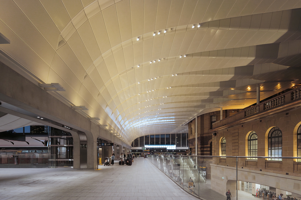 Interior of Sydneys Central Station featuring ERCO Lightscan luminaires accentuating the architecture.