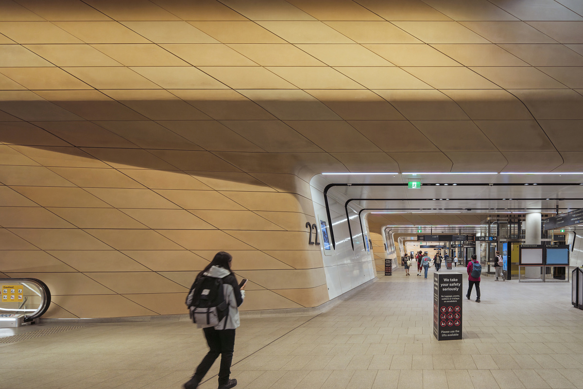 Interior of Sydneys Central Station featuring ERCO Lightscan luminaires accentuating architecture.