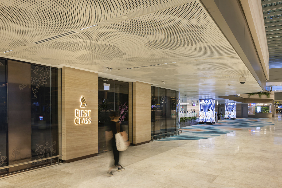 ERCO Compar downlights illuminate the First Class area at Changi Airport Terminal 2.