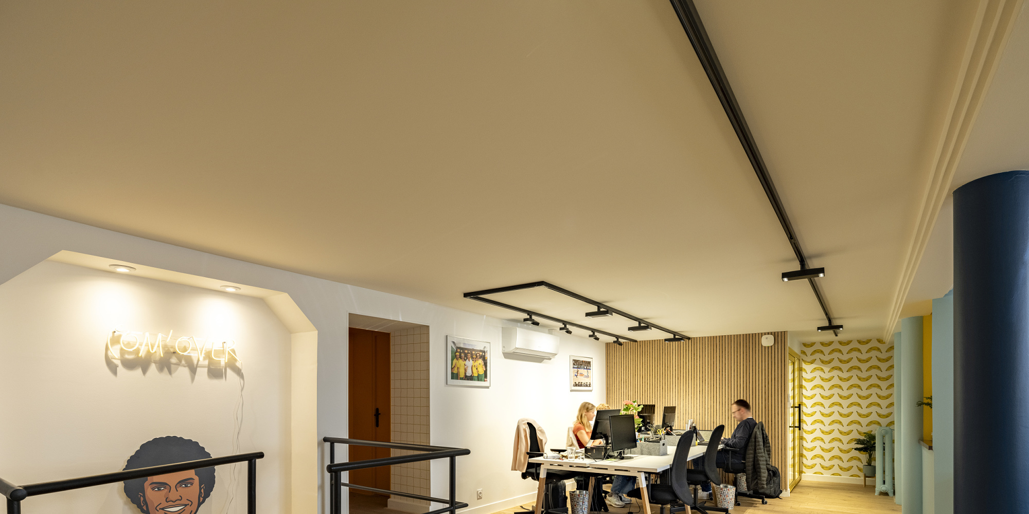 ERCO track lighting illuminates the ComOver agency office in Lyon, providing flexible office lighting.