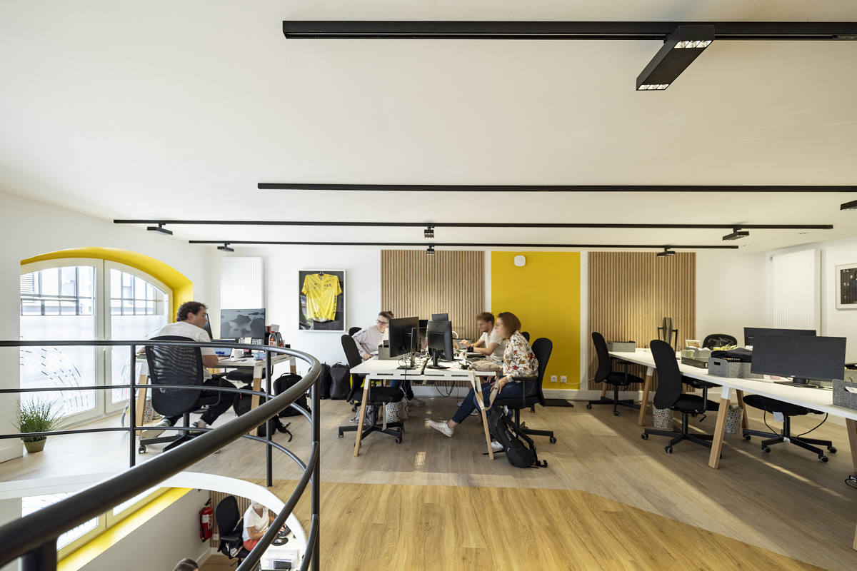ComOver office in Lyon featuring ERCO LED lighting for flexible workspaces and optimal office illumination.