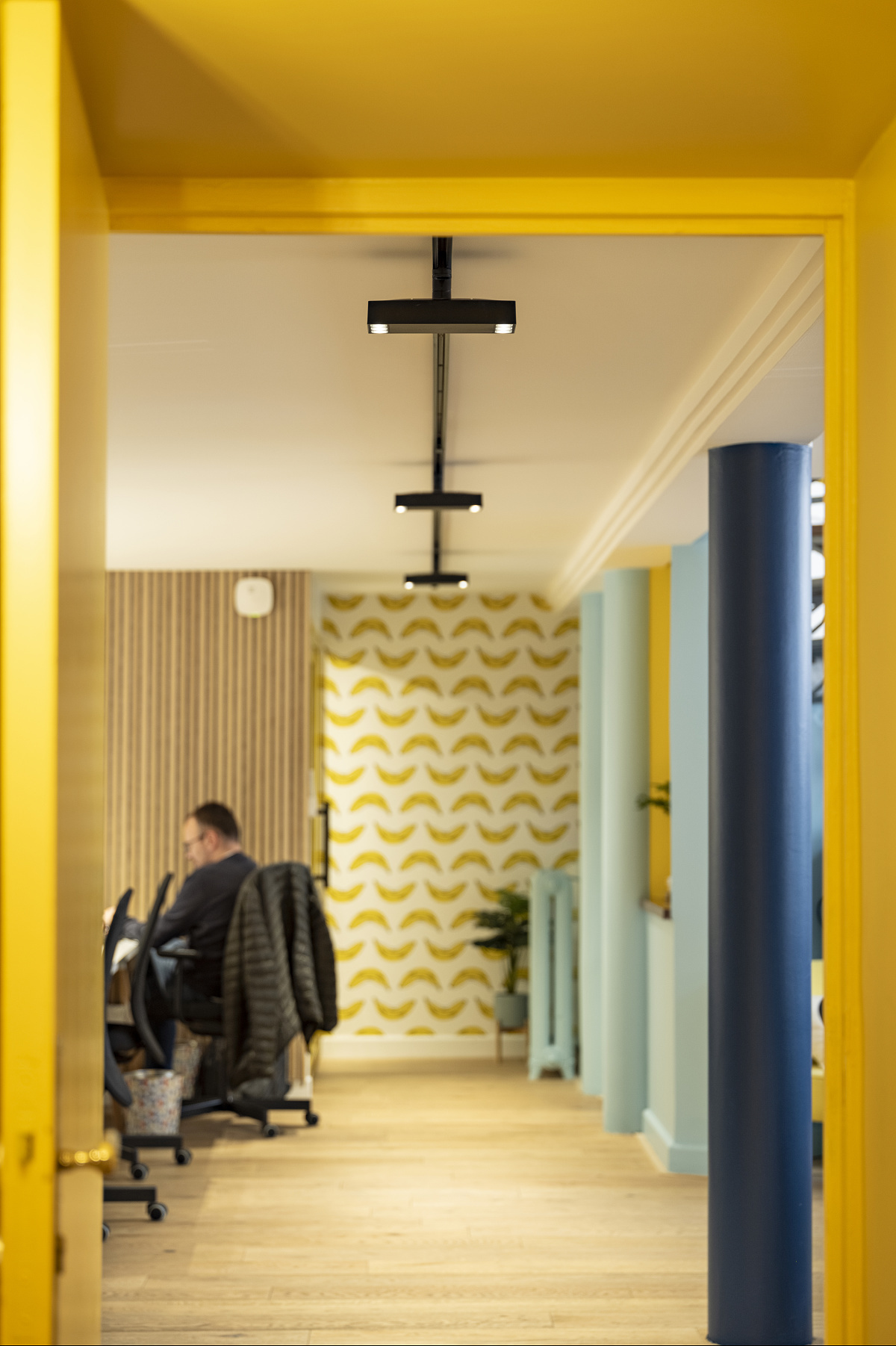 ERCO Jilly downlights on track illuminate the modern ComOver agency office in Lyon.