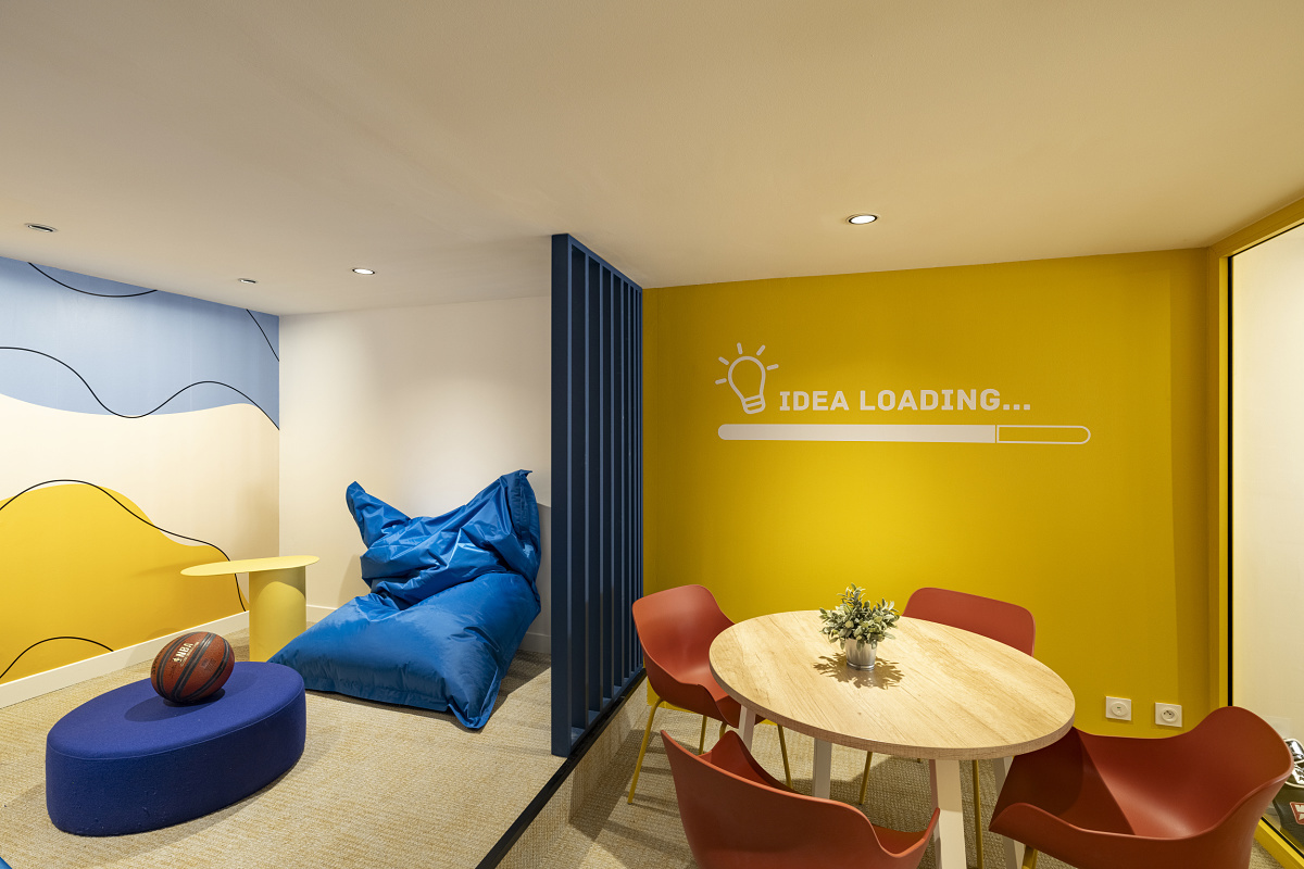 ComOver agencys creative office space in Lyon, featuring ERCO lighting for dynamic workspaces.