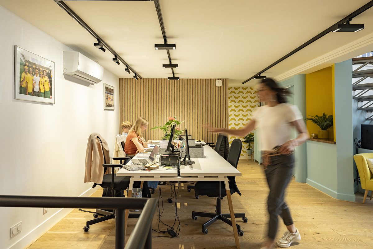 ERCO track lighting illuminates the modern ComOver agency office in Lyon.