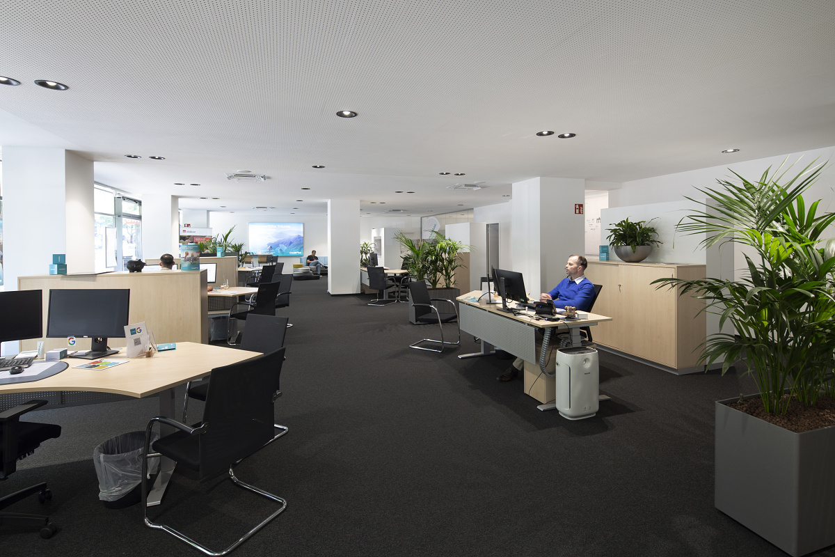 ERCO Skim recessed luminaires providing ambient lighting in Creditplus Bank AG office, Berlin.