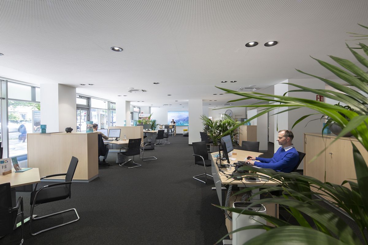 Creditplus Bank AG Berlin uses ERCO Skim recessed luminaires for ambient office lighting.