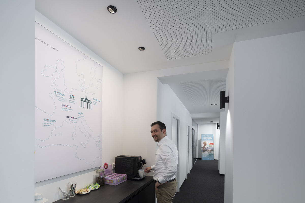 Creditplus Bank AG office featuring ERCO Skim recessed luminaires for ambient lighting and wallwashing.