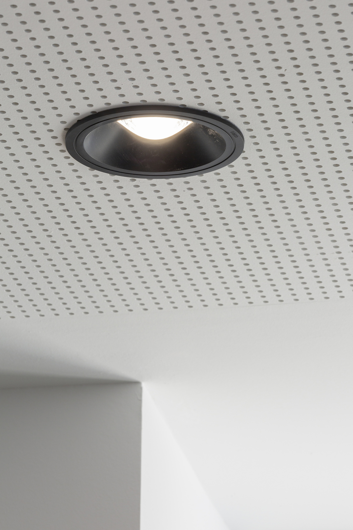 ERCO Skim recessed luminaire providing ambient lighting at Creditplus Bank AG, Berlin.